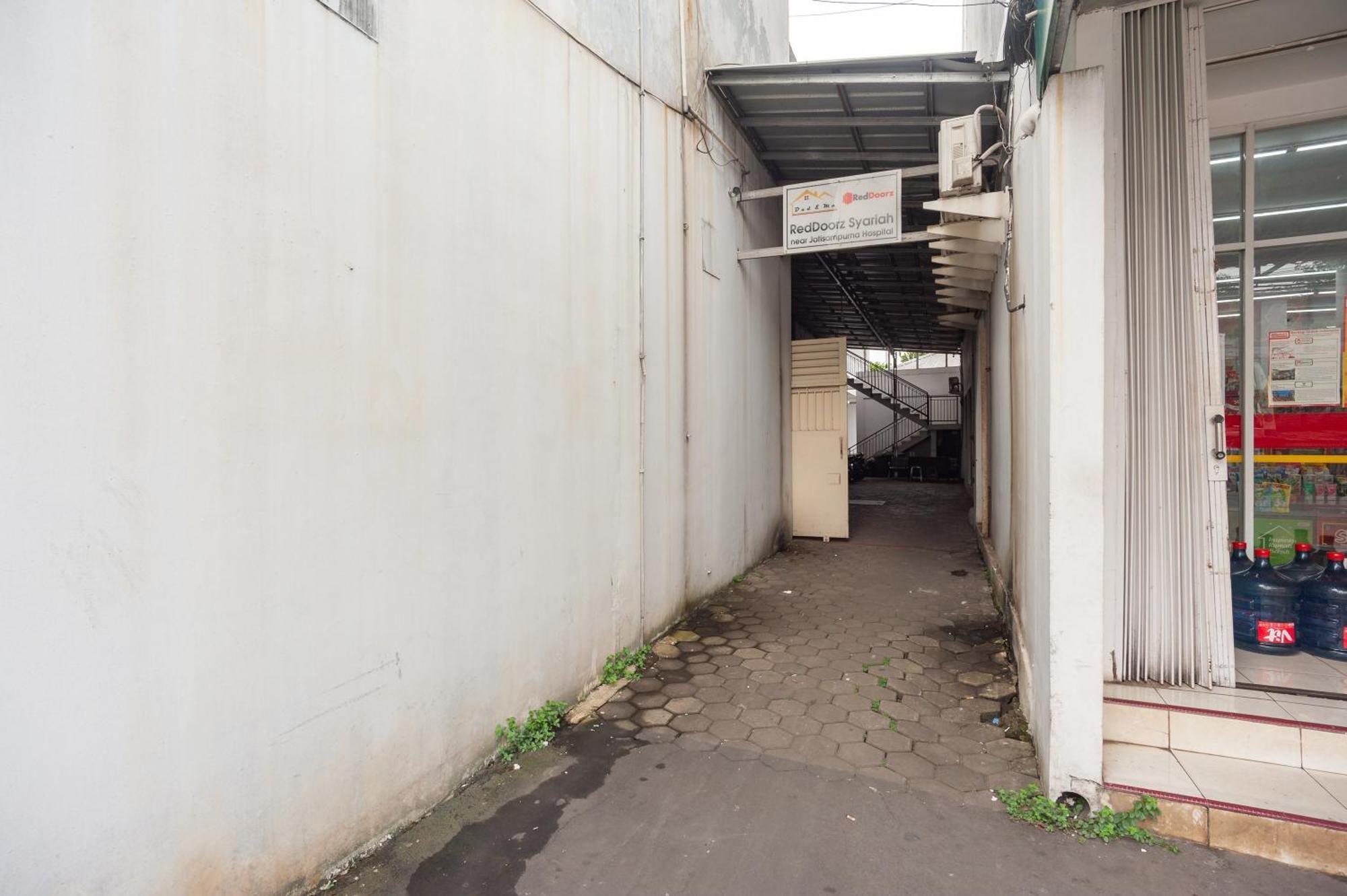 Reddoorz Syariah Near Jatisampurna Hospital Hotell Bekasi Exteriör bild